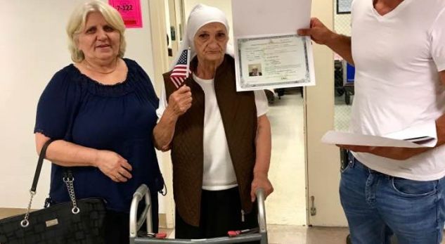 Nëna kosovare 84-vjeçare fiton nënshtetësinë amerikane