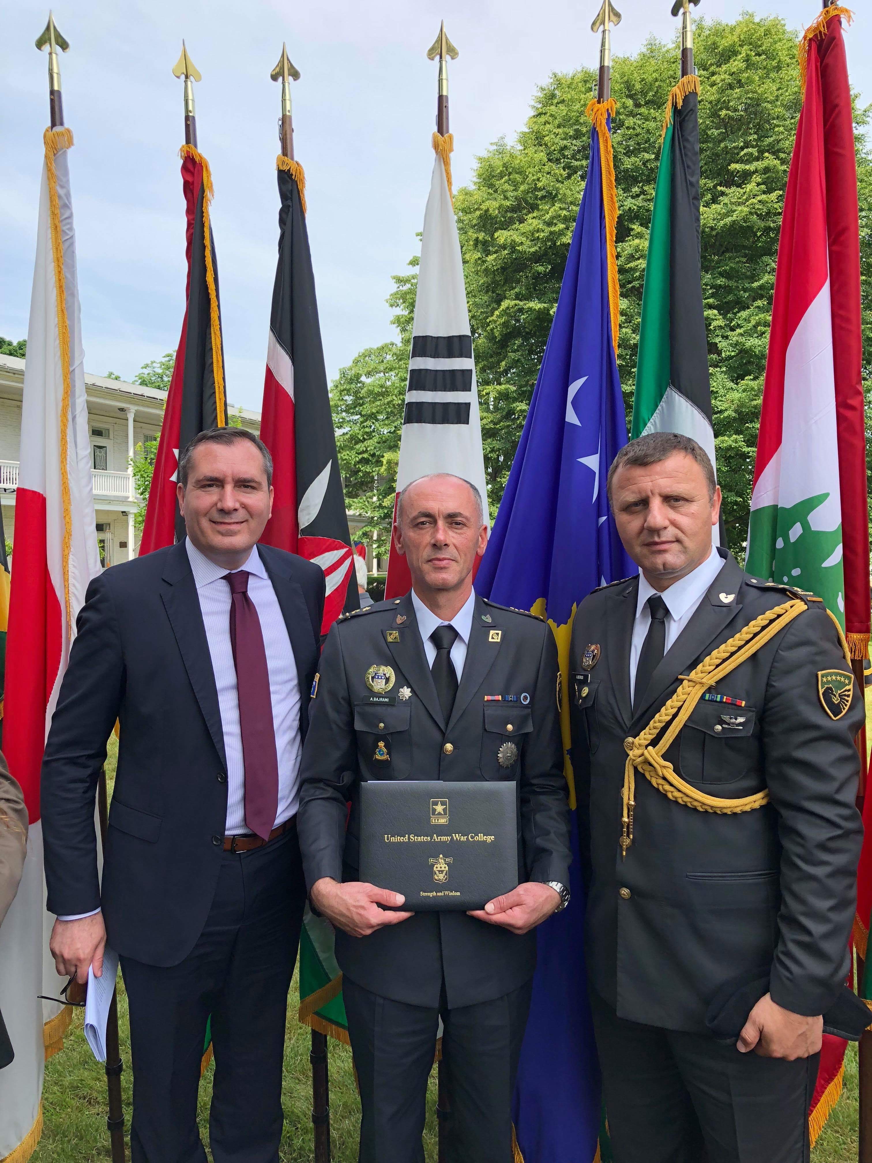 Zv. Ambasadori Isufaj merr pjesë në ceremoninë e diplomimit të oficerit të FSK në Kolegjin e Luftës të Ushtrisë Amerikane.