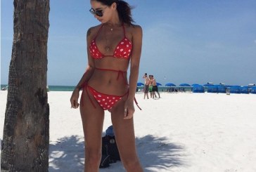 Aurela shumë “sexi” me bikini te kuqe