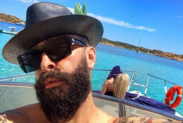 Marina merr rreze të diellit, Geti me foto “selfie”: Jeta është më e mirë pranë detit