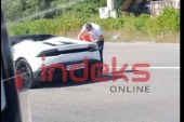 Lambo me targa të Zvicrës mbetet pa karburant në rrugë [Foto]