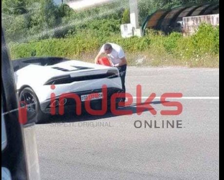 Lambo me targa të Zvicrës mbetet pa karburant në rrugë [Foto]