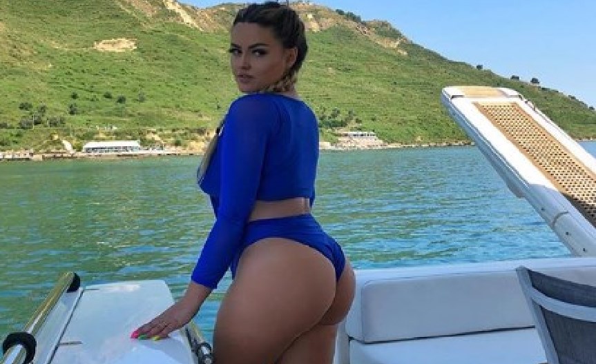 Enca Haxhia tatuazhin e radhës e bën në të pasmet bombastike