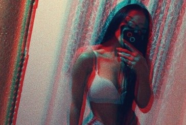 Flaka Krelani në një pozë provokuese para pasqyrës