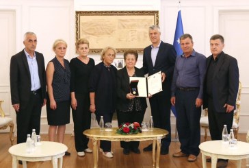 Presidenti Thaçi dekoron familjen Demaçi me medalje presidenciale