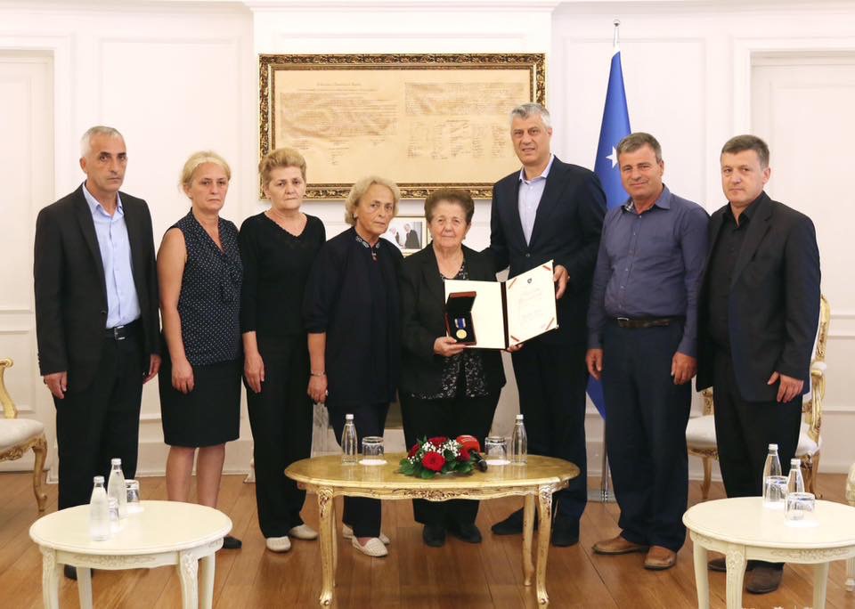 Presidenti Thaçi dekoron familjen Demaçi me medalje presidenciale