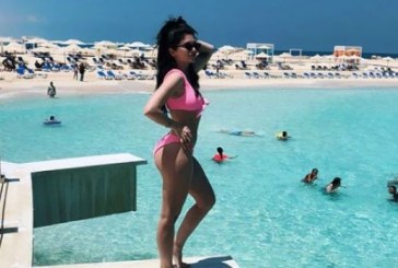 Era publikon foto nga Egjipti, vijat e saj trupore çmendin fansat