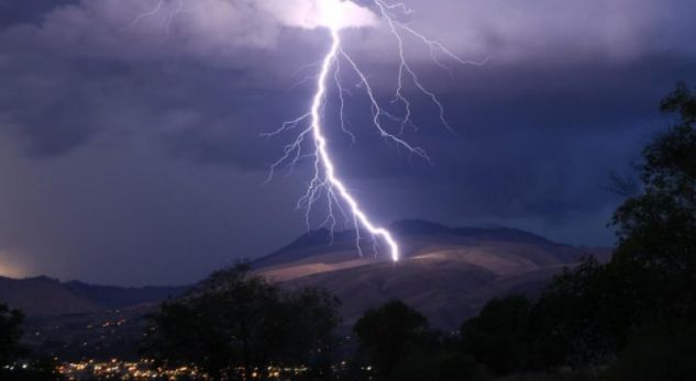 Rrufeja godet dy të rinj në Gjakovë, njëri ndërron jetë