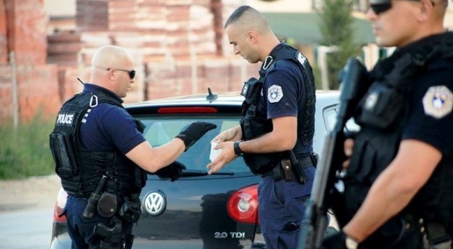 Arrestohen dy persona të dyshuar për fajde, armëmbajtje pa leje, kanosje dhe shtytje në vetëvrasje