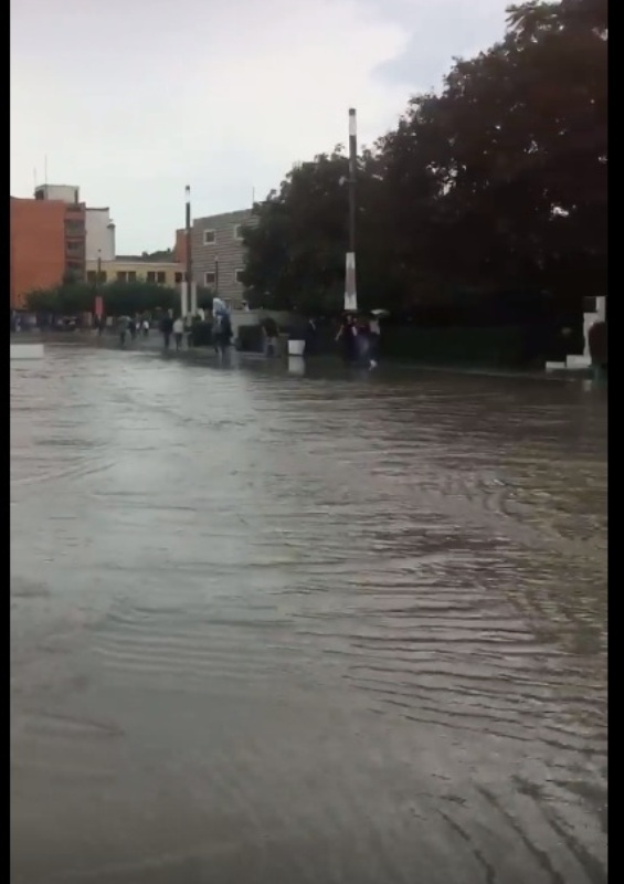 Shiu përmbytë përsëri rrugët në Prishtinë/ Foto