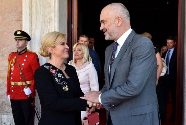 Ushtari i Gardës nuk durohet pa ia hedh një sy Presidentes kroate