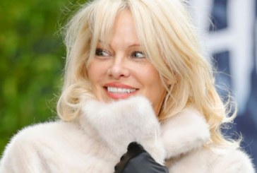 Dikur ishte biondja më e famshme dhe femra më atraktive në botë – Pamela Anderson ka mbushur 51 vjet