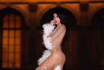 Dua Lipa si hirushe pozon pran muzeut të Louvret