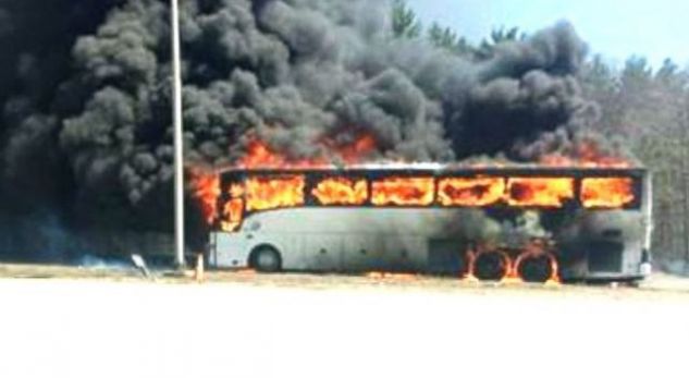 Në ‘Rrugën e Kombit’ merr flakë autobusi nga Kosova