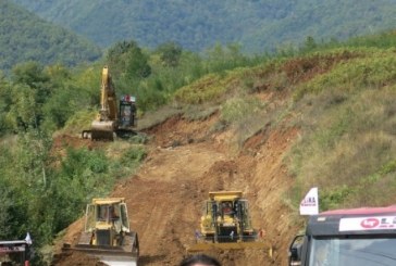 S’ka ndërprerje të punimeve në rrugën Deçan-Plavë, po ndërtohet jashtë zonës së mbrojtur