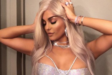 Bebe Rexha shfaq të pasmet në plazh