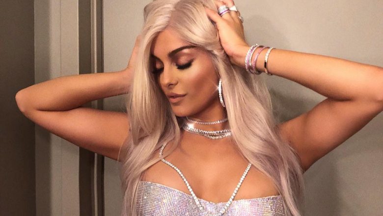 Bebe Rexha shfaq të pasmet në plazh