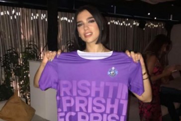 Dua Lipa merr dhuratë fanellën e Prishtinës