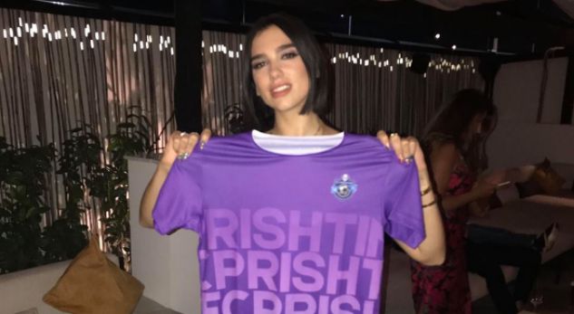 Dua Lipa merr dhuratë fanellën e Prishtinës