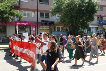 Protestohet në Prishtinë, kërkohet shkarkimi i kryepolicit në Gjakovë pas vrasjes së dyfishtë