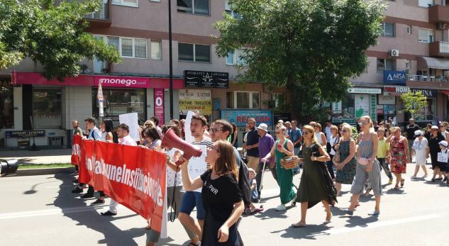 Protestohet në Prishtinë, kërkohet shkarkimi i kryepolicit në Gjakovë pas vrasjes së dyfishtë