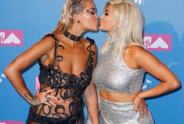 Rita Ora dhe Bebe Rexha shkëmbyen puthje në qilimin e kuq të MTV Video Music Awards