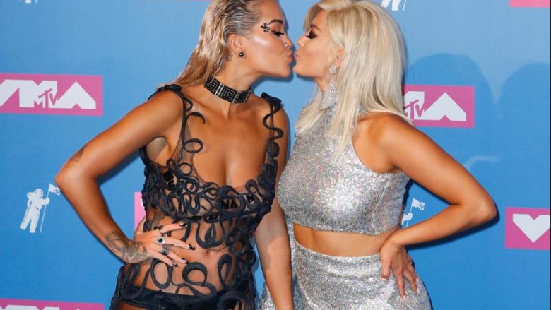 Rita Ora dhe Bebe Rexha shkëmbyen puthje në qilimin e kuq të MTV Video Music Awards