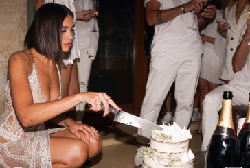Dua Lipa befason me fustanin transparent në ditëlindjen e saj, shfaqet më provokuese se asnjëherë tjetër