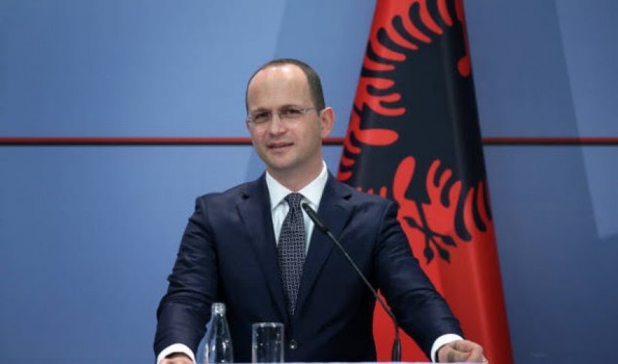 Ditmir Bushtati godet idetë e Hashim Thaçit për “korrigjim kufijsh”