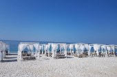 Braktisen plazhet shqiptare, ironia e opozitës: Po na shkelin turistët me këmbë