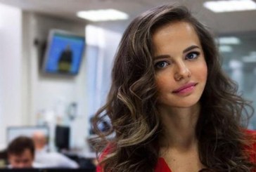 Zëdhënësja ruse poston padashje foton lakuriq (Foto 16+)
