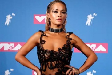 Rita Ora feston me “shqiponjë” çmimin e fituar në MTV VMA