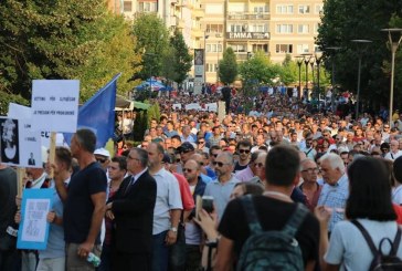 Kërkohet largimi i Lumezit me protestë