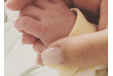 Adelina Tahiri bëhet nënë, sjell në jetë një djalë