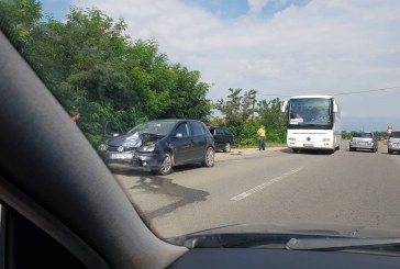 Aksident në rrugën Fushë Kosovë-Pejë, përfshihet vetura e një mërgimtari