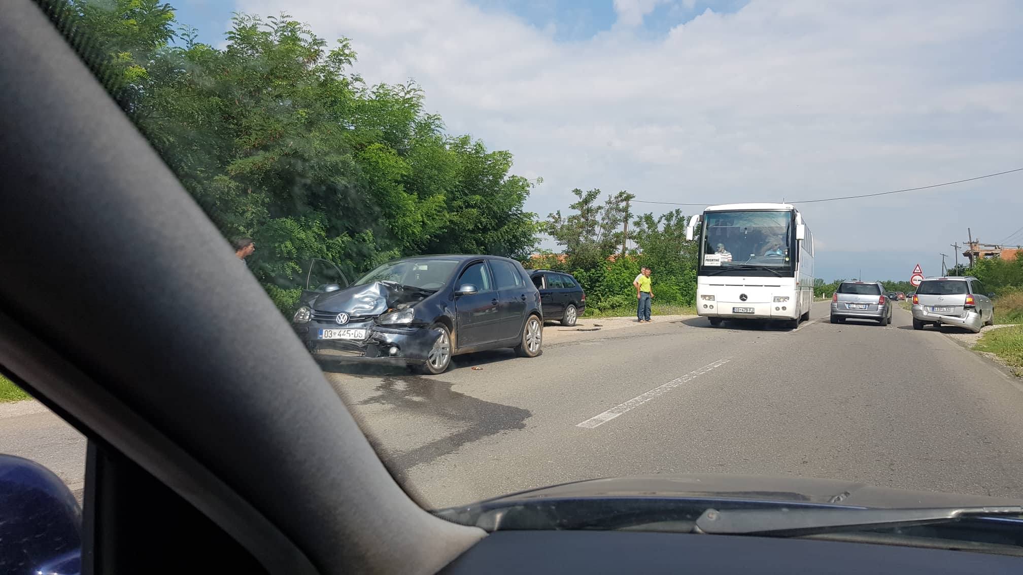 Aksident në rrugën Fushë Kosovë-Pejë, përfshihet vetura e një mërgimtari