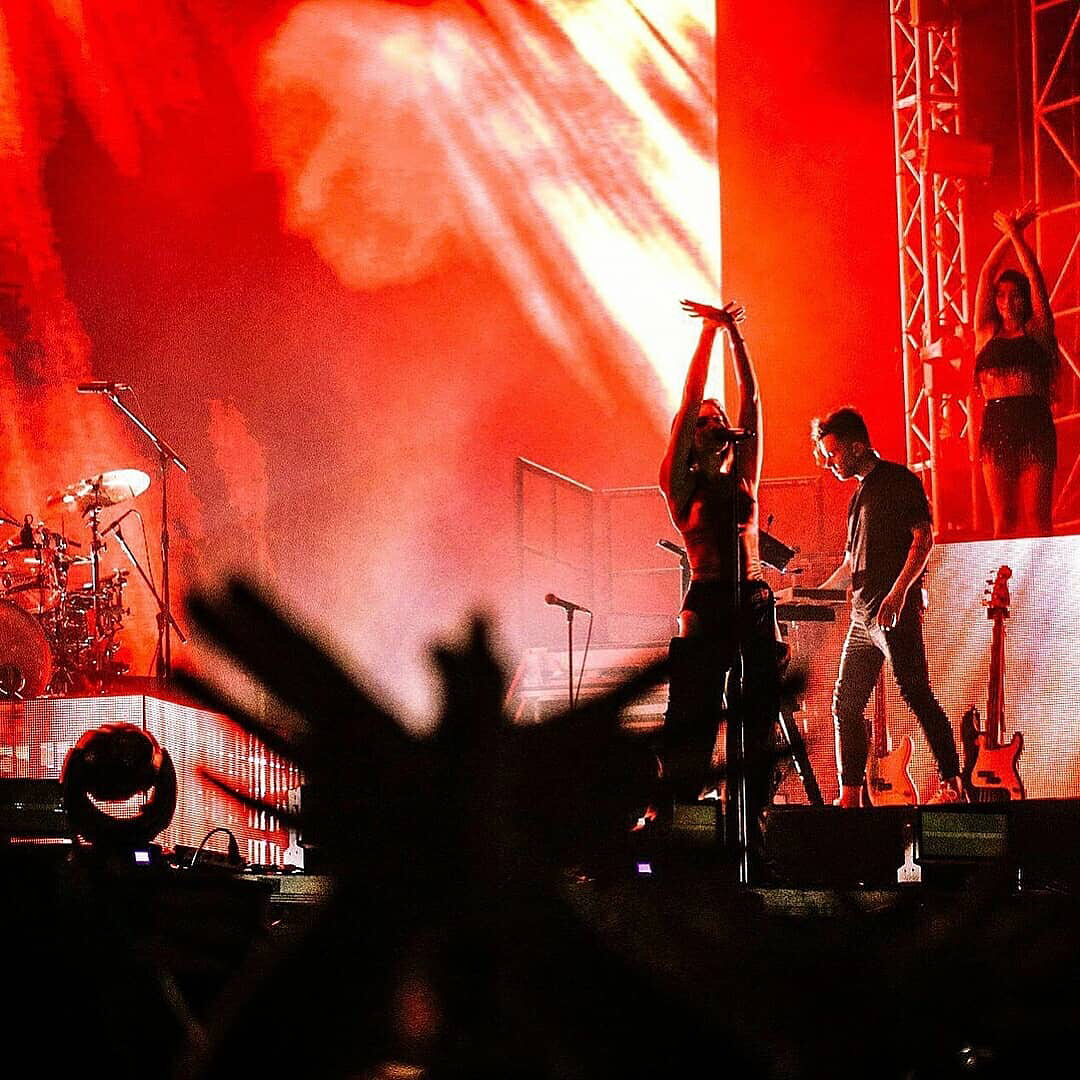 Dua Lipa argëtim maksimal, gjatë gjithë përformancës me përshëndetje në shqip