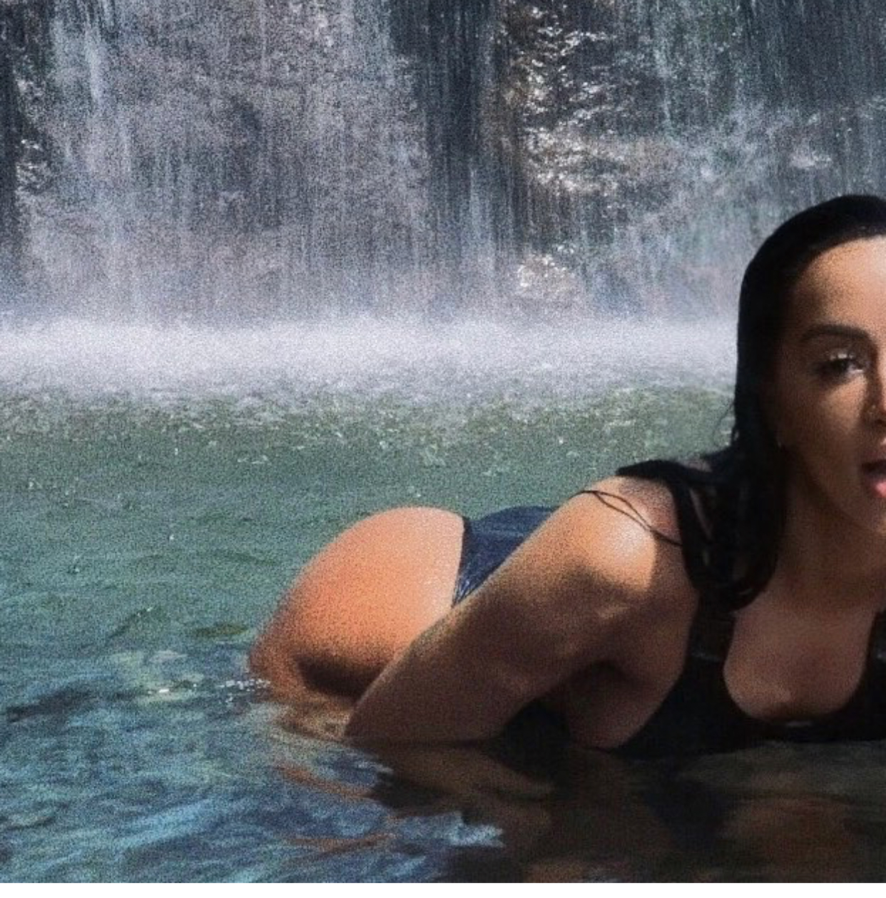 Dafina Zeqiri në krahët e Noizyt