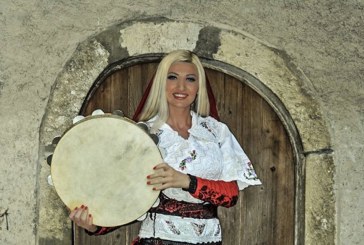 Veshja tradicionale shqiptare, prezantohet në Zvicër nga modelja Anna Nikollbibaj
