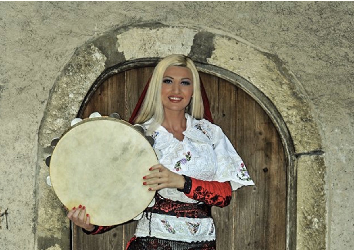 Veshja tradicionale shqiptare, prezantohet në Zvicër nga modelja Anna Nikollbibaj
