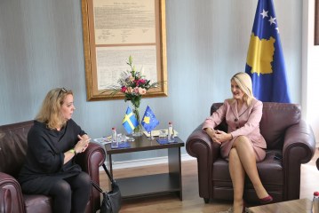 Ministrja Hoxha pret në takim ambasadoren e re të Suedisë në Kosovë