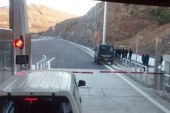 Frikë nga përplasje të dhunshme, forca policie pranë sporteleve në rrugën e Kombit