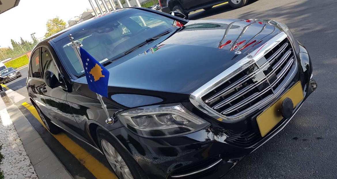 S’kishte fare flamuj shtetesh në aeroportin e ri, Vuçiq gënjeu