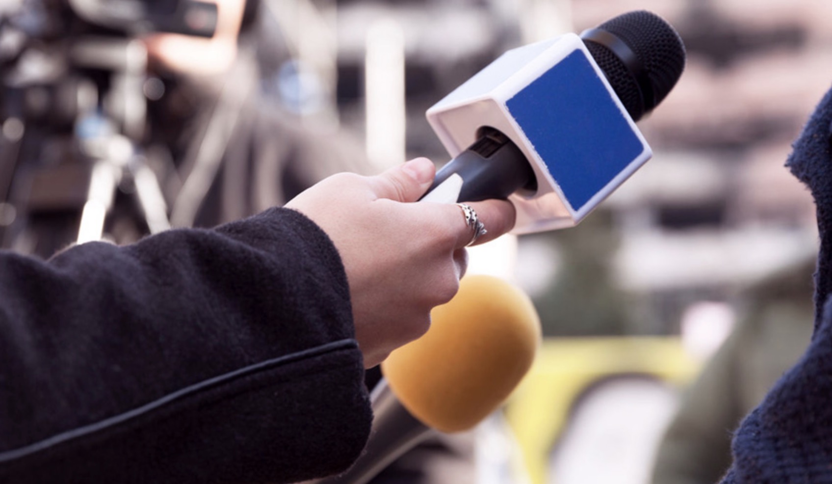 Si e inkurajon dhe mbështet media, luftën politike