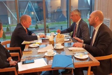 Thaçi takohet me Ischinger në Bjellorusi: Marrëveshja mes Kosovës e Serbisë, mëse e duhur