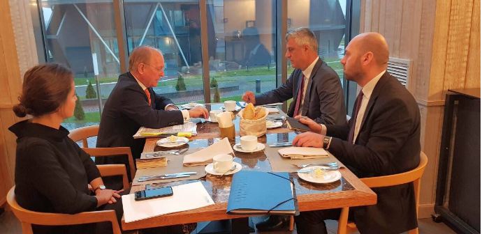 Thaçi takohet me Ischinger në Bjellorusi: Marrëveshja mes Kosovës e Serbisë, mëse e duhur