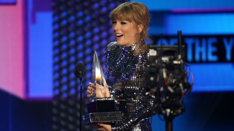 Taylor Swift triumfon në AMA-s, dështojnë këngëtaret shqiptare