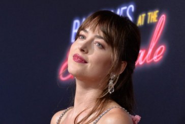 Dakota Johnson kërkon t’i dëgjojë femrat e keqtrajtuara