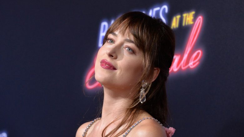 Dakota Johnson kërkon t’i dëgjojë femrat e keqtrajtuara