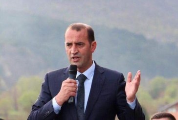 Daut Haradinaj fton Deqanasit për kafe